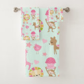 Cute Pattern met Whimsical Animals & Toys Bad Handdoek (Insitu)