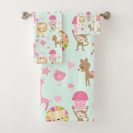 Cute Pattern met Whimsical Animals & Toys Bad Handdoek (Insitu)