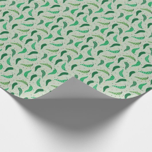Cute Patterned Chili Peppers op Green Wrapping Pap Cadeaupapier (Hoek)