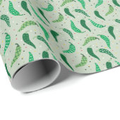 Cute Patterned Chili Peppers op Green Wrapping Pap Cadeaupapier (Rol Hoek)