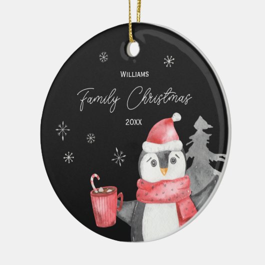 Cute Penguin Kerstmis met familienaam en Jaar Keramisch Ornament (Links)