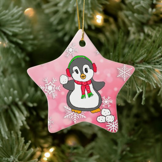 Cute Penguin Throwing Snowballen Kerstmis Keramisch Ornament (Boom)