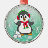 Cute Penguin Throwing Snowballen Kerstmis Metalen Ornament (Voorkant)