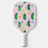 Cute Pickles playing Pickleball Pink Paddle (Achterkant)