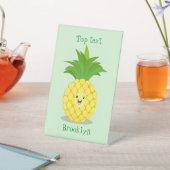 Cute pineapple cartoon illustratie reclamebord met voetstuk (Insitu)