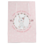 Cute Pink Baby Bunny Floral Wreath Personalized Medium Cadeauzakje (Achterkant)