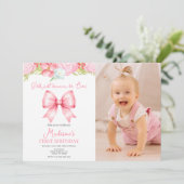Cute Pink Bow Girl First Birthday Photo Invitation (Debout devant)