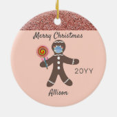 Cute Pink Gingerbrood Man met gezichtsmasker Keramisch Ornament (Achterkant)