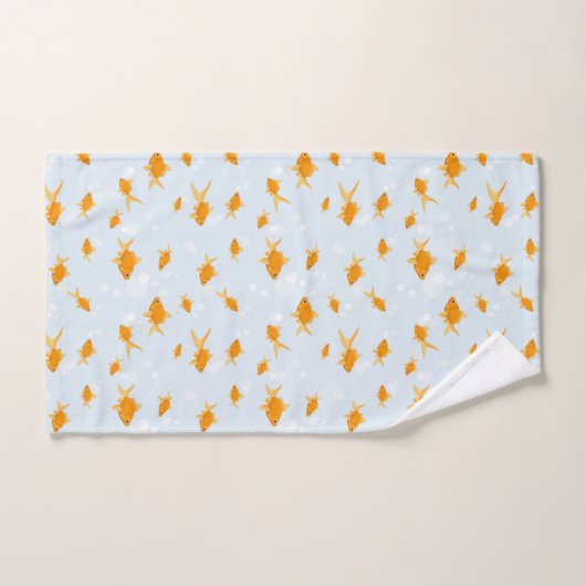Cute poisson d'or nager dans l'eau (Serviette à main)