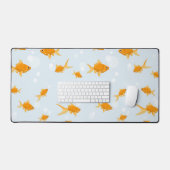 Cute poisson d'or nager dans l'eau (Clavier et souris)
