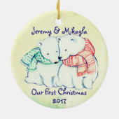 Cute Polar Beren in Scarves "Our First Kerstmis" Keramisch Ornament (Achterkant)