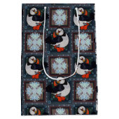 Cute Puffin Birds Winter Pattern Medium Cadeauzakje (Achterkant)