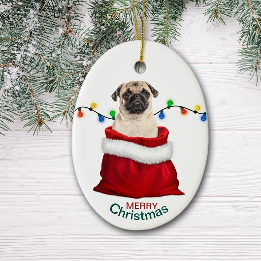 Cute Pug Dog in Holiday Gift Bag Keramisch Ornament
