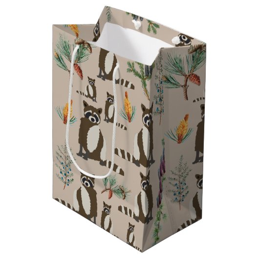 Cute Raccoon in Pine Forest Pattern Medium Cadeauzakje (Voorkant Gekanteld)