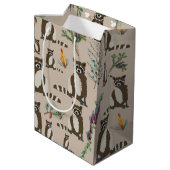Cute Raccoon in Pine Forest Pattern Medium Cadeauzakje (Achterkant Gekanteld)