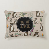 Cute Raccoon in Pine Forest Pattern Monogram Accent Kussen (Voorkant)