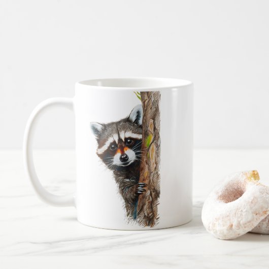 Cute Raccoon Peeking Tree Mug classique (Avec donut)