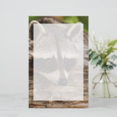 Cute Raccoon Resting on a Log Briefpapier (Staand voorkant)