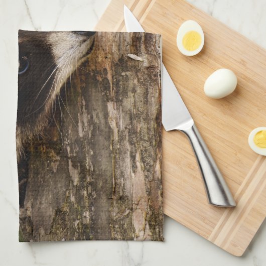 Cute Raccoon Resting on a Log Theedoek (Quarter Fold)