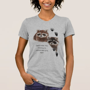 Cute Raccoons overhandigen Chocolate, Humor T-shirt