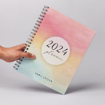 Cute Rainbow personnalisé planificateur 2024<br><div class="desc">Faites fructifier vos journées avec notre Planner personnalisé 2024 Ciel Ciel ! Ajoutez une touche de couleur à votre année tout en restant organisé. Personnalisable et conçu avec fantaisie pour un voyage joyeux.</div>