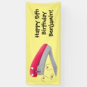 Cute red happy stapler cartoon spandoek (Verticaal)