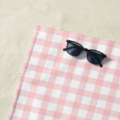 Cute Retro Pink Gingham Plaid pattern Strandlaken (In situ)