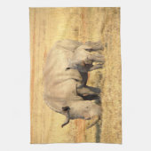 Cute rhinoceros in afrika theedoek (Verticaal)