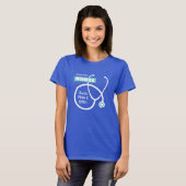 Cute RN verpleegkundige bij shirt met stethoscoop (Voorkant volledig)