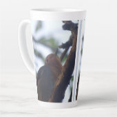 Cute Robin dans l'arbre haute latte Mug (Angle gauche)