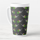 Cute Robin met Shamrock Clover-Cartoon Latte Mok (Linkerhoek)