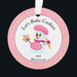 Cute Rose Snowman Cookie Baker Nom Noël<br><div class="desc">Pink and White Snowman Baker Ornement pour enfants et adultes. L'ornement parfait pour grand-mère à donner à son boulanger préféré. Arrière - plan de biscuits saupoudrés avec les mots "Faisons cuire les biscuits", qui peut être changé si vous voulez. C'est un cadeau personnalisé parfait pour la famille ou les amis...</div>