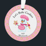 Cute Rose Snowman Cookie Baker Nom Noël<br><div class="desc">Pink and White Snowman Baker Ornement pour enfants et adultes. L'ornement parfait pour grand-mère à donner à son boulanger préféré. Arrière - plan de biscuits saupoudrés avec les mots "Faisons cuire les biscuits", qui peut être changé si vous voulez. C'est un cadeau personnalisé parfait pour la famille ou les amis...</div>
