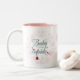 Cute roze Baby heeft een koude kerst buiten Tweekleurige Koffiemok