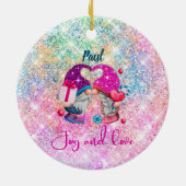 Cute roze faux glitter gnome kerstmonogram keramisch ornament (Achterkant)