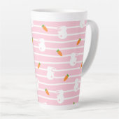 Cute roze konijn en wortelpatroon latte mok (Rechterhoek)