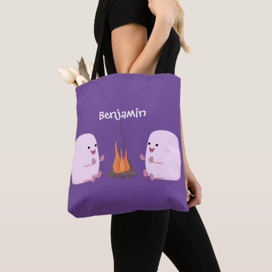 Cute roze marshmallows by kamp fire cartoon draagtas (Dichtbij)