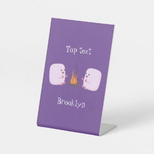 Cute roze marshmallows by kamp fire cartoon reclamebord met voetstuk