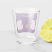 Cute roze marshmallows by kamp fire cartoon shot glas (Achterkant)