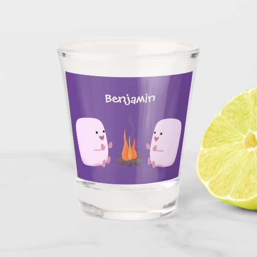 Cute roze marshmallows by kamp fire cartoon shot glas (Voorkant)