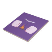 Cute roze marshmallows by kamp fire cartoon tegeltje (Zijkant)