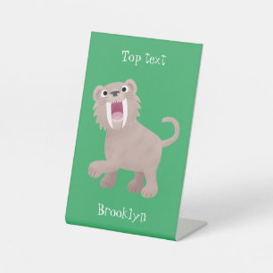 Cute Saber Toothed Tiger Smilodon cartoon Reclamebord Met Voetstuk