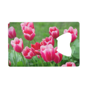 Cute scarlet tulpen in de tuin kredietkaart flessenopener