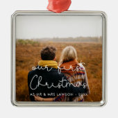 Cute script Ons eerste kerstpaar foto Metalen Ornament (Voorkant)