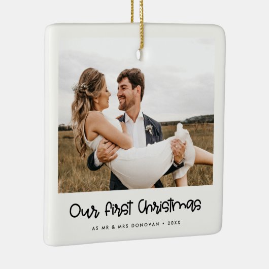 Cute script Onze eerste kerstfoto Keramisch Ornament (Rechts)