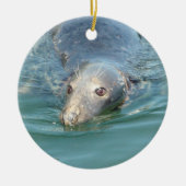Cute Seal zwemt in Ocean Kerstmis Keepomwille Keramisch Ornament (Voorkant)