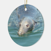 Cute Seal zwemt in Ocean Kerstmis Keepomwille Keramisch Ornament (Links)