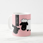 Cute Sheeps Illustratie zwart-wit op zwart Koffiemok (Voorkant links)