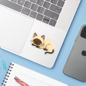 Cute Siamese Cat Sleeping – Kawaii Style Sticker (Laptop met iPhone)