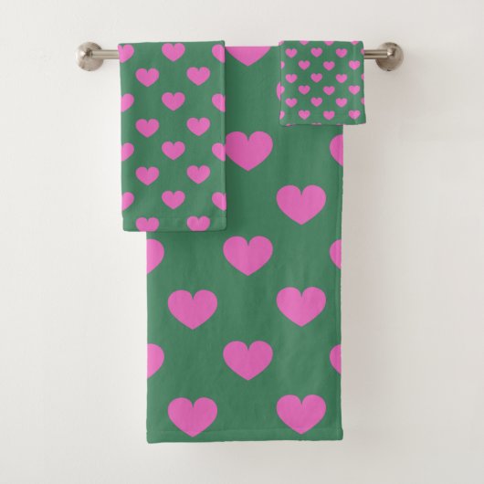 Cute Simple Preppy Pink and Green Heart Pattern Bad Handdoek (Insitu)